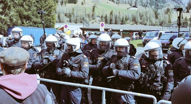 Brennero, marcia antimuri: scontri manifestanti-polizia, fermato italiano