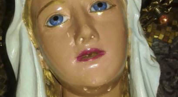 Lacrime dalla statua della Madonna il venerdì alle 15. Il parroco "chiude" la chiesa