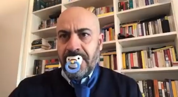 Elezioni Emilia Romagna, Paragone con il ciuccio: «Mi tolgo la cravatta...»