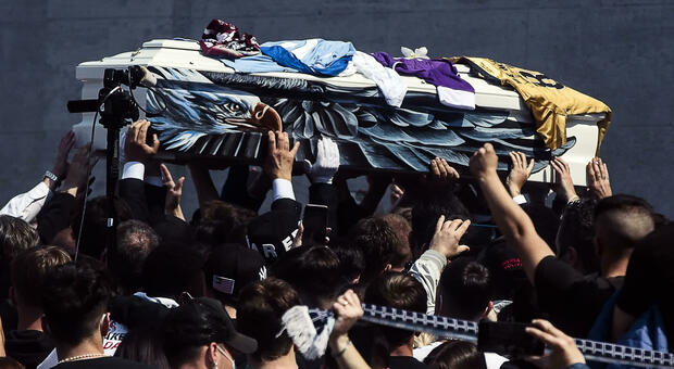 Daniel Guerini, in migliaia ai funerali. Lo striscione della Nord: «Roma lo cullava in braccio ar sonno»