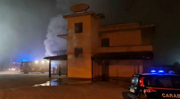 Incendio a Nola di un capannone l'Arpac: «Diossine sotto controllo»