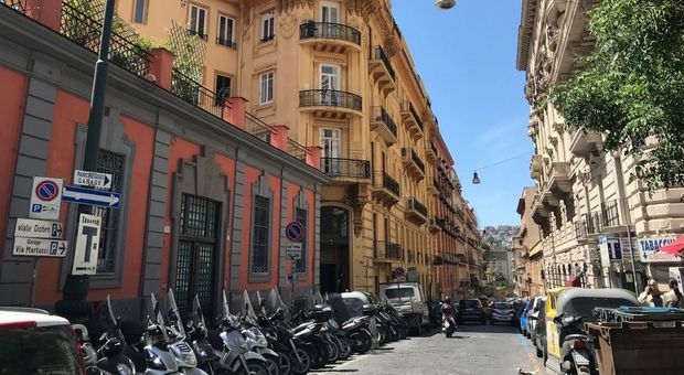 Napoli, via Martucci diventa medievale: in strada dame, cavalieri e cartomanti
