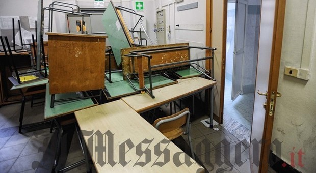 Roma, il preside del liceo Caetani: «Ho fatto denuncia alla polizia, rovinare i volumi offende tutti»