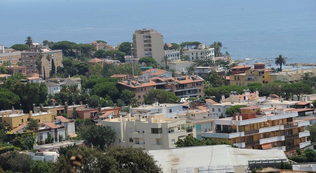 Una panoramica di Santa Marinella, tante disdette per il settore turistico