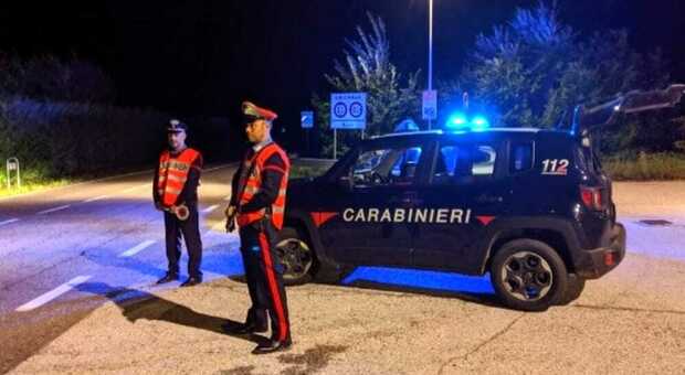 Sfreccia con un bolide in città, i carabinieri fermano 25enne sospetto: gli scoprono la droga nelle mutande