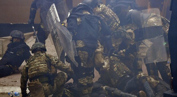 Kosovo, scontri tra Kfor (forza di pace Nato) e dimostranti serbi: 41 militari feriti, 14 sono italiani. «Colpiti da molotov»