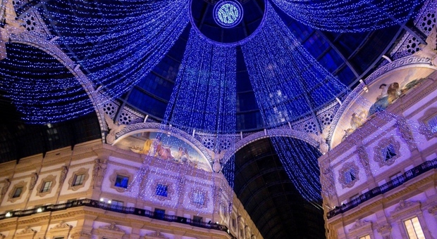 Milano, la Galleria Vittorio Emanuele si tinge di nerazzurro per l'Inter in vista della finale Champions