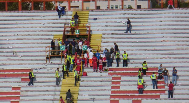 Il tifoso muore durante il derby Perugia-Ternana: invasione di campo e partita finita