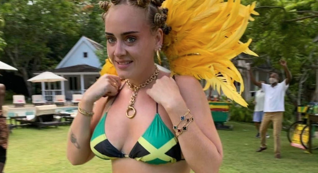 Adele, sexy foto in bikini al Carnevale di Notting Hill. Il figlio di Tom Hanks le lancia un messaggio: «Chiamami!»