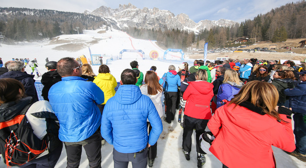Spettatori di una gara di sci a Cortina