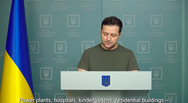 Ucraina, nuovo video messaggio di Zelensky: «Notte brutale, attaccano anche le ambulanze». L'appello ai tribunali internazionali