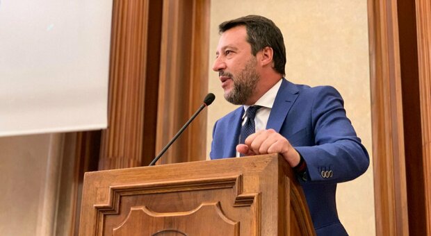 Salvini senza mascherina al convegno dei «negazionisti». Pd: è come Bolsonaro