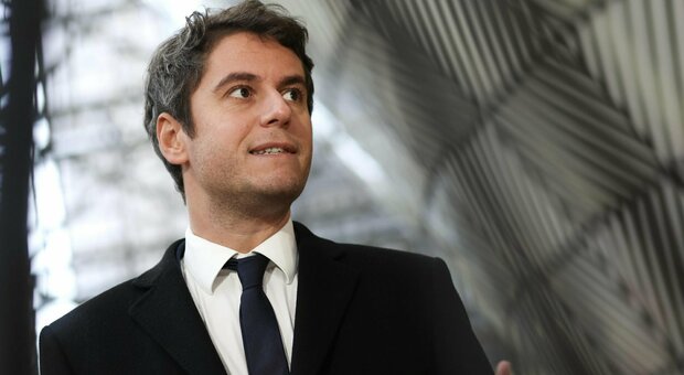 Gabriel Attal primo ministro in Francia: ha 34 anni, è il più giovane di sempre e «primo gay dichiarato»