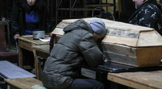 Ucraina, «Ho sepolto mamma in giardino»: l'agonia senza fine di Mariupol. «Qui i bambini muoiono di fame e sete»