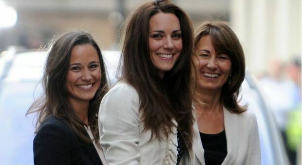 Kate Middleton, mamma Carole è stata la prima a sapere del tumore: l'aiuto con i nipoti e il sostegno alla figlia, così ha tenuto unita la famiglia