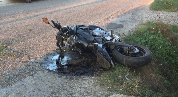 Violento scontro tra moto e macchina, muore centauro 38enne