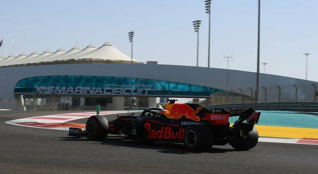 Gp di Abu Dhabi, l'ultima pole è di Verstappen davanti alle Mercedes. Leclerc nono