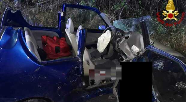 Schianto frontale tra due auto: ragazzo di 24 anni ferito gravemente