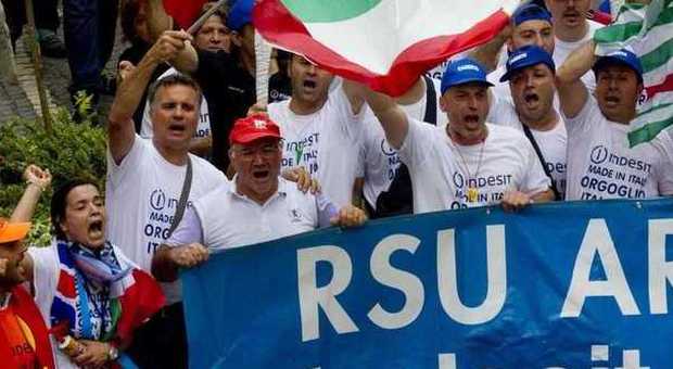 Caos Whirlpool: «Vuole chiudere in Campania, a rischio 800 posti di lavoro», Caldoro convoca i sindacati
