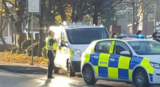 Inghilterra, armato di ascia attacca un'auto, 31enne ucciso dalla polizia