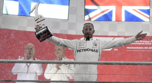 Lewis Hamilton sul podio