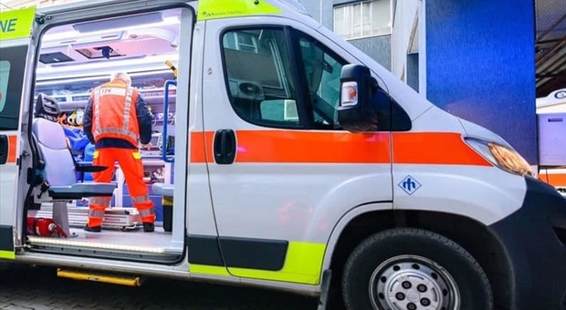 Napoli, inseguono ambulanza con paziente e picchiano autista: presi