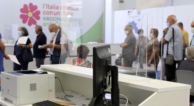 Vaccini Covid, il pasticcio Asl a Napoli: cittadini prenotati mai convocati