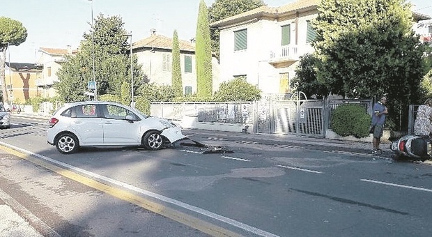 Fano, schianto tra auto e moto: paura per don Vincenzo Solazzi
