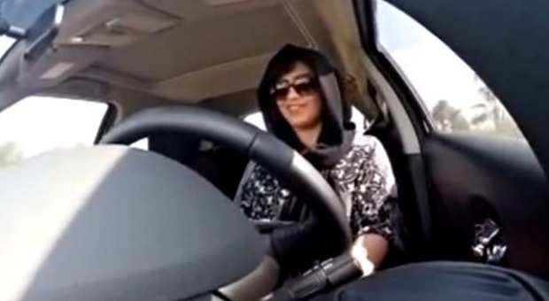 Arabia Saudita, due donne sfidano il divieto di guida: risponderanno di terrorismo