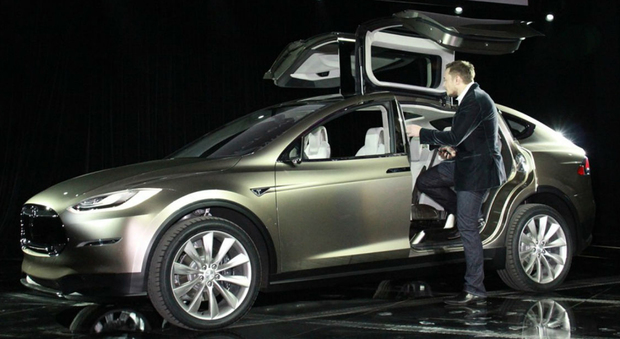 Elon Musk mentre illustra l'apertura ad ali di falco della nuova Tesla Model X