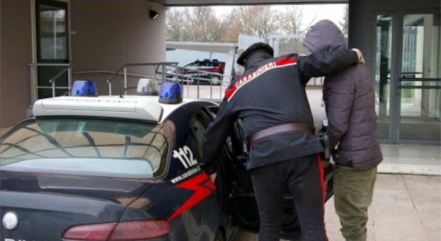 Spaccio di droga a Scampia: i carabinieri arrestano spacciatore incensurato