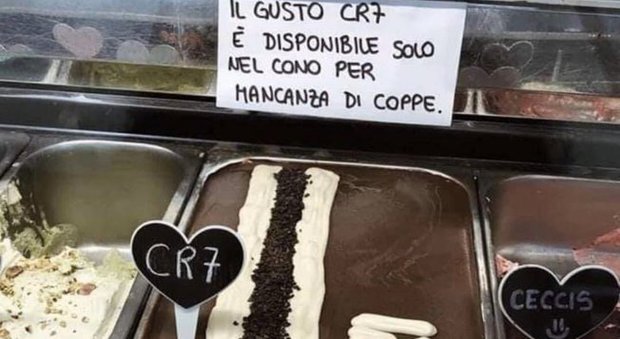 Napoli, in gelateria il gusto CR7: «Ma solo in cono per assenza di... coppe». Il tweet di Gino Rivieccio