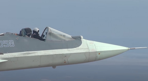 Il pilota vola senza tetto a bordo del (super)caccia Su-57. Il video fa il giro del web