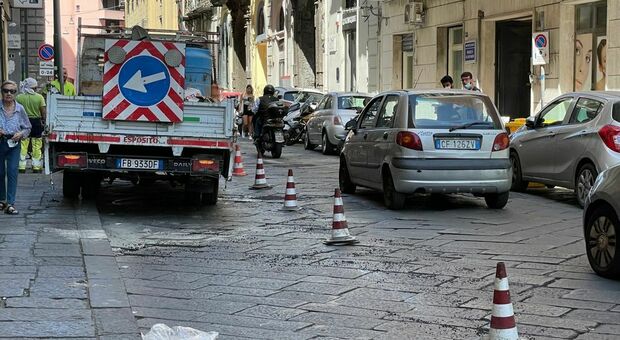 Napoli, caos intorno alla Galleria Vittoria: le strade non reggono alle troppe auto e sprofondano