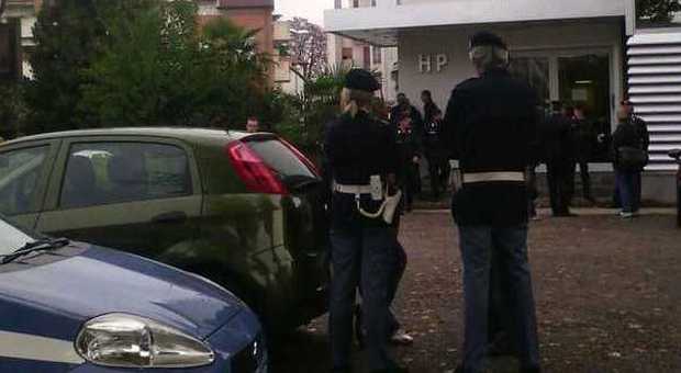 Polizia e carabinieri davanti all'albergo