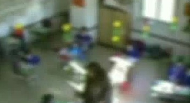 Maestra sannita picchia e insulta i bambini: filmata dai poliziotti
