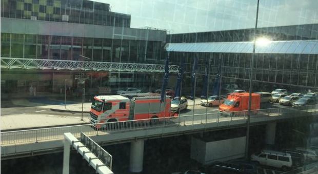 Aeroporto di Francoforte, famiglia salta i controlli e fa scattare l'allarme attentato: evacuato il Terminal 1