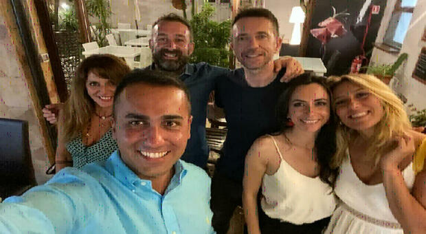 Di Maio, selfie con Scanzi e amici in Sardegna. Scoppia l'ira social: «La mascherina dov'è?» FOTO