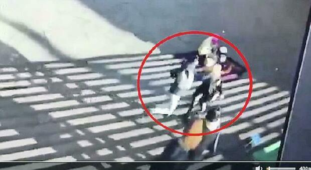 Knockout game a Napoli, ecco il video choc: schiaffi alle donne in strada, è caccia all'aggressore