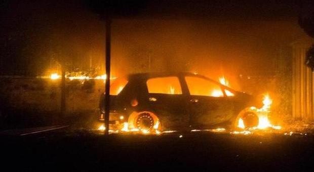 Incendiate tre auto di un'intera famiglia, panico e inchiesta dei carabinieri