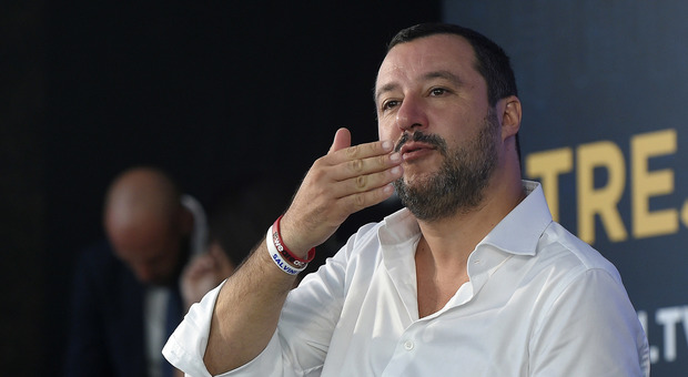 Salvini attacca Raggi, scambio di sms con la sindaca per ricucire ma poi rilancia: «A Roma crollano anche gli alberi»