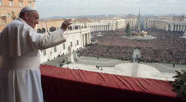 Papa all'Angelus: «Sacrificio dei martiri rafforzi l'impegno per la libertà religiosa»