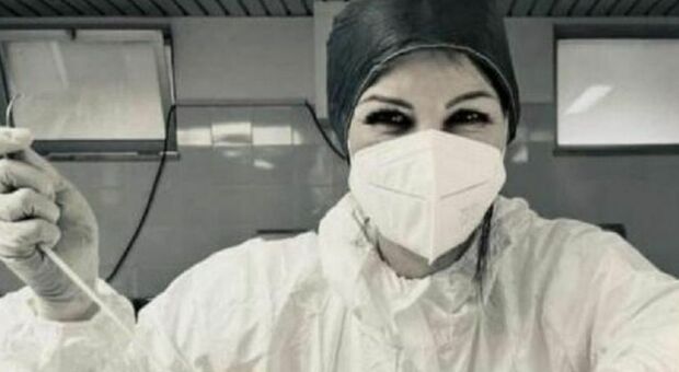 La caposala che fece la foto con il cadavere torna in reparto a Brindisi. Rivolta dei medici: «Dimissioni di massa»