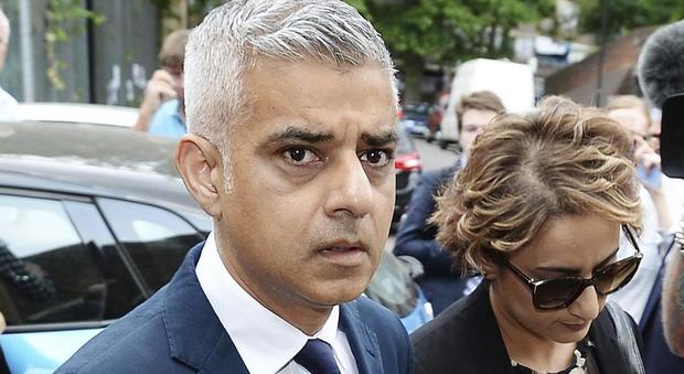 Londra, il sindaco Khan: «La tragedia si poteva evitare, negligenza dal governo»
