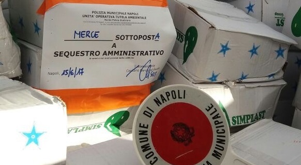 Napoli, maxi sequestro di buste per la spesa: non erano biodegradabili