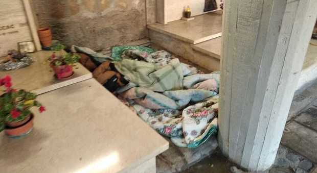Clochard ricava il giaciglio al cimitero: coperte e lenzuola tra le tombe per ripararsi dal freddo