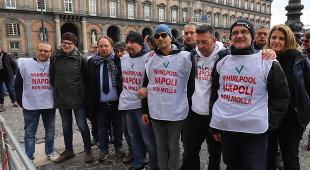 Le Sardine di Napoli con gli operai della Whirlpool: «Insieme per il diritto al lavoro»