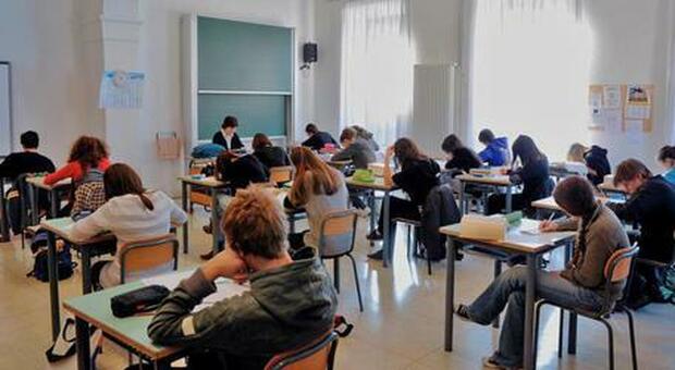 «A scuola non rispettano le norme anti Covid»: alunna di Sulmona chiama i carabinieri