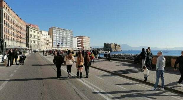 Lungomare di Napoli, flashmob per dire addio alle auto e allo smog