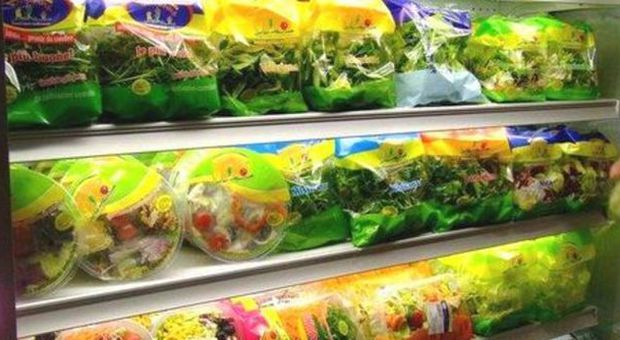 Verdure in busta, da oggi nuove regole: occhio ai frigoriferi di negozi e supermercati